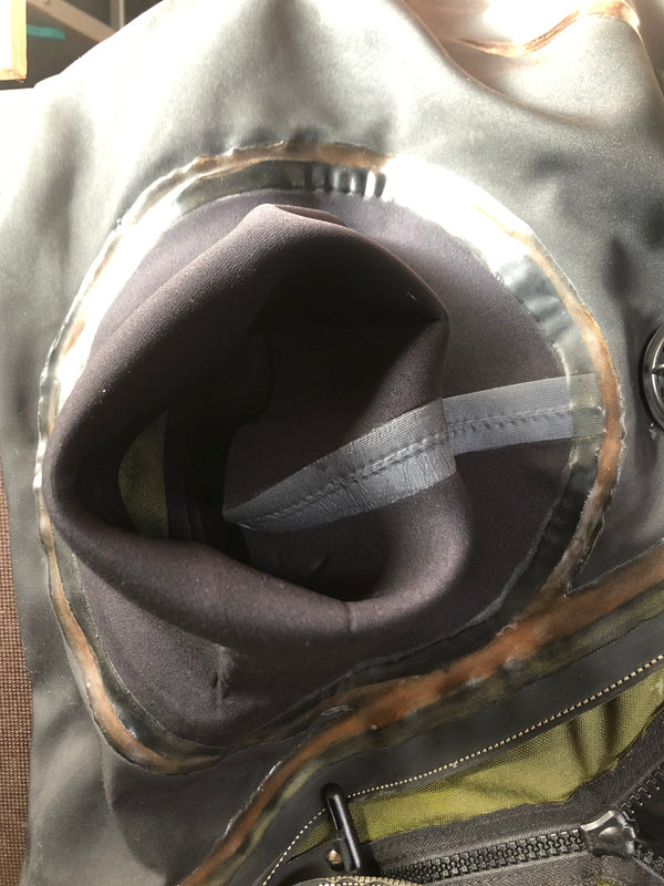 Halsmanschettenwechsel – Latex & Neopren